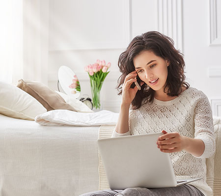 Contactez-nous par téléphone ou par e-mail Une jeune femme contacte megAgence pour son projet immobilier