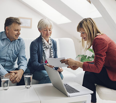 Faire estimer son bien avec un consultant Un couple fait estimer son bien immobilier avec une consultante megAgence