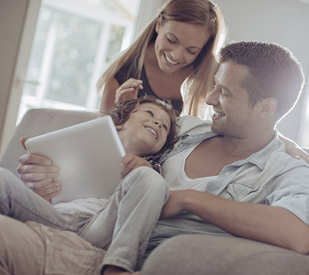 Famille qui consulte les annonces immobilières sur son iPad
