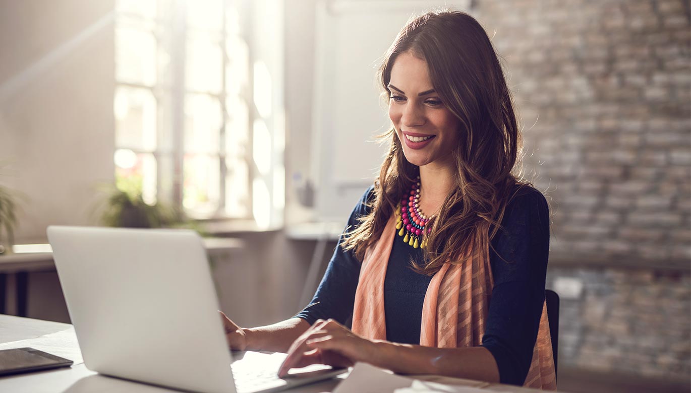 Une jeune femme contacte le consultant immobilier megAgence le plus proche de chez elle